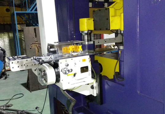 在應(yīng)用沖床送料機(jī)時(shí)，需具備的安全設(shè)施有哪些?